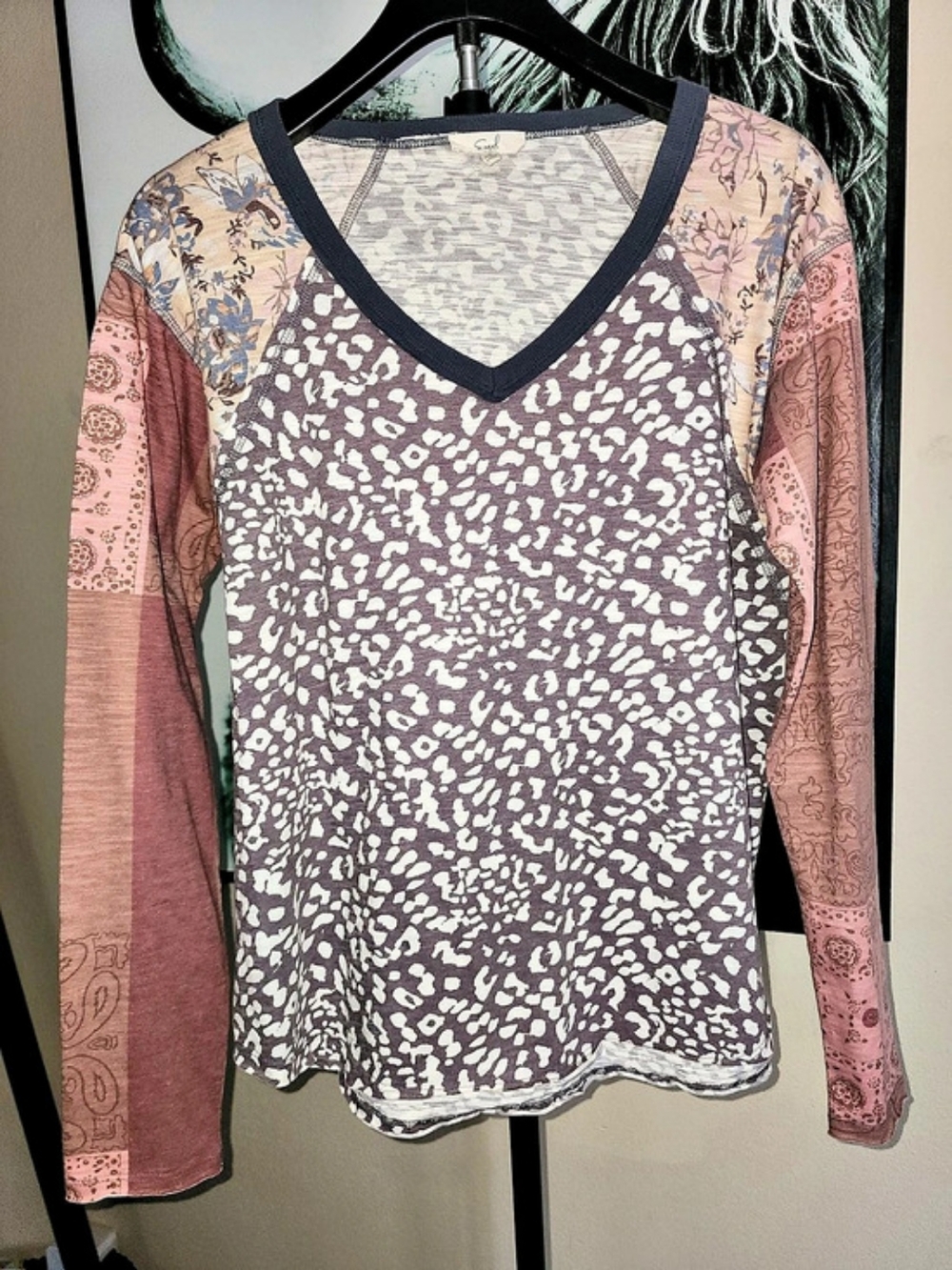 Easel Long Sleeve V-Neck Top in Mauve & Pink Size Small